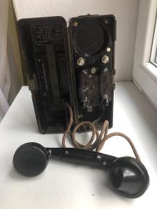 Starý vojenský bakelitový telefon na kličku POZOR NEPŘÍTEL NASLOUCHÁ!