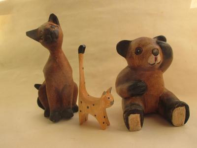 Dřevěné dekorativní sošky dvě kočky  a medvěd 