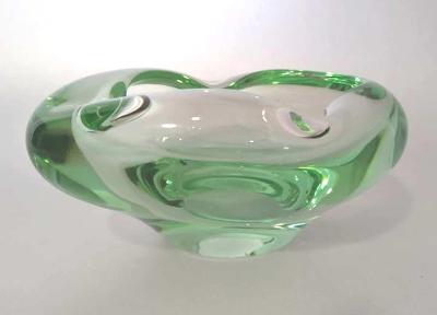 zelenkavý popelník z hutního skla - ŠKRDLOVICE
