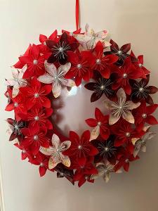 Květinový červený věnec origami