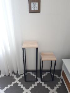 2 ks dekorativní dřevěné stolky/stojany