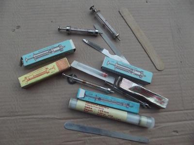 Staré lékařské potřeby - stříkačky, injekce atd.