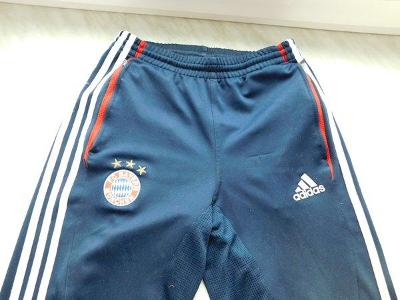 Pěkné sportovní tepláky Adidas, znak Bayern München, vel. S,