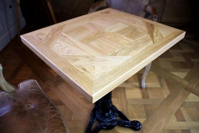 Kavárenský stolek masivní dub s litinovou podnoží