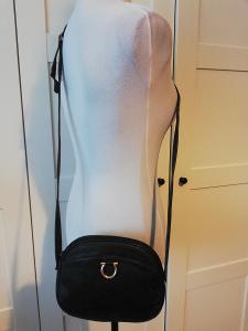 PHYNES-Hezká dámská,malá, černá crossbody kabelka oválného tvaru,LOGO.