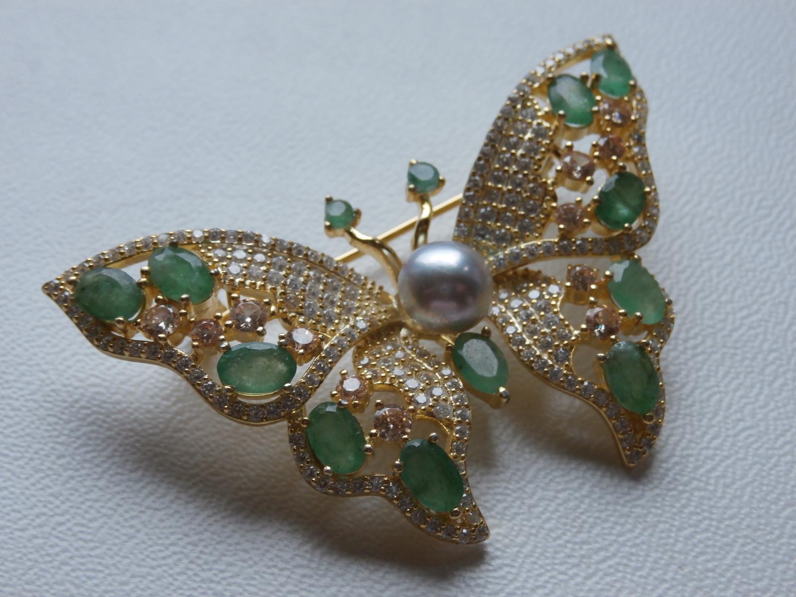 Prepychová brošňa MOTÝĽ vykladaný prírodnými smaragdmi a perlou - Starožitné šperky