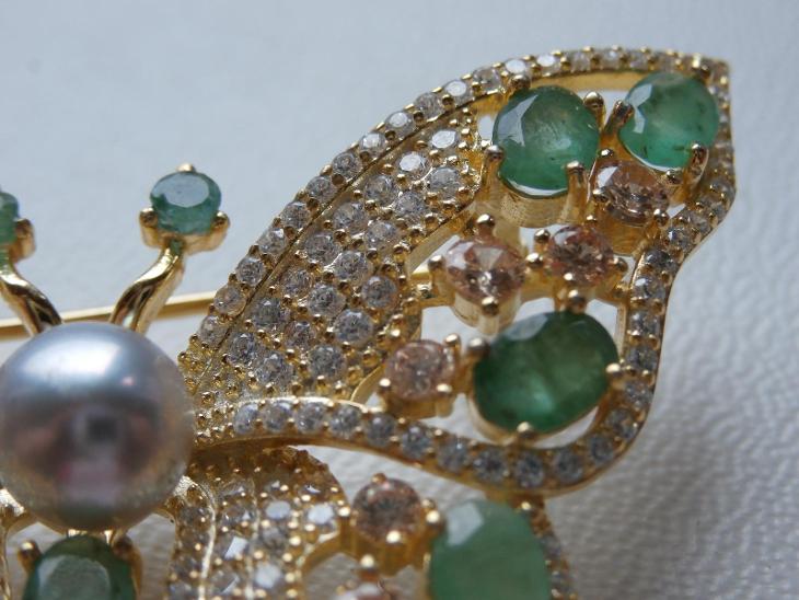 Přepychová brož MOTÝL vykládaný přírodními smaragdy a perlou - Starožitné šperky