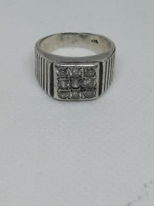 Stříbrný prsten s kamínky velikost 54.