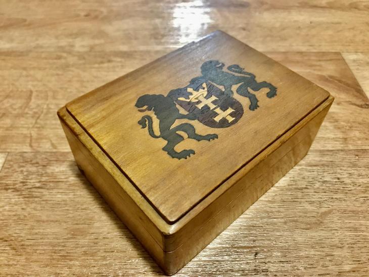 Dřevěná krabička se lvi