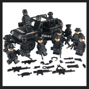12 x policista SWAT s vybavením a Jeepem