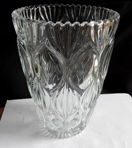 Masivní skleněná váza s ornamenty a se širokým hrdlem