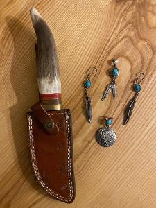 nůž od kmene Mohawků a šperky ze stříbra