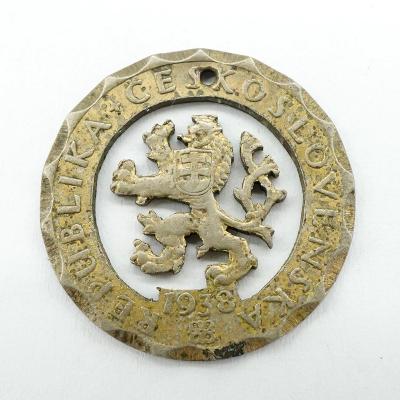vyřezaný lvíček z mince jako přívěsek
