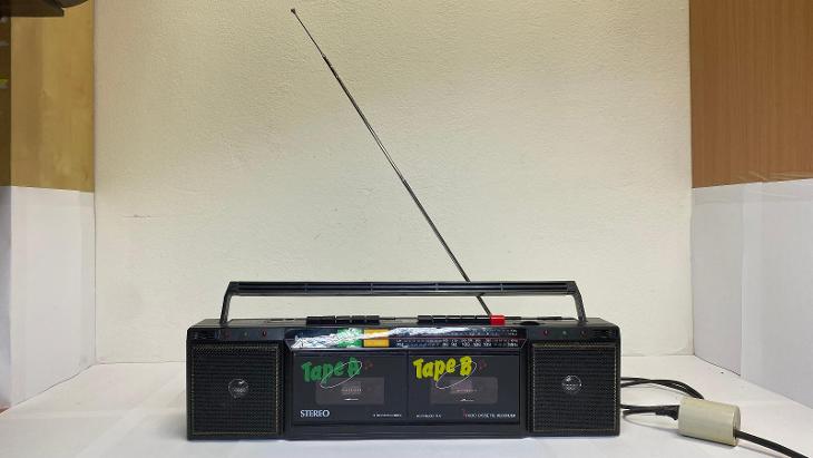 Starší rádio International. V 90sátkách prodávali Vietnamci
