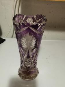 Broušená skleněná váza fialové barvy - 6 