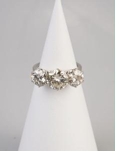 Platinový prsten se 3 diamanty