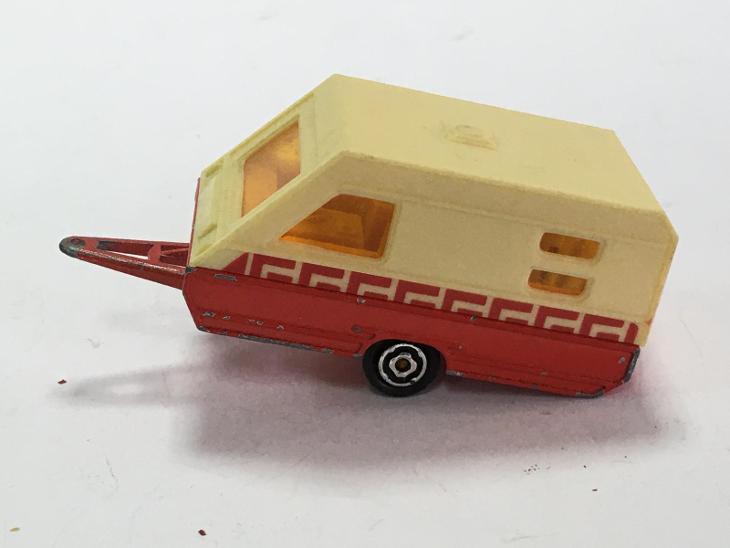 starý model karavanu  - Majorette 1/70 (H27-8)
