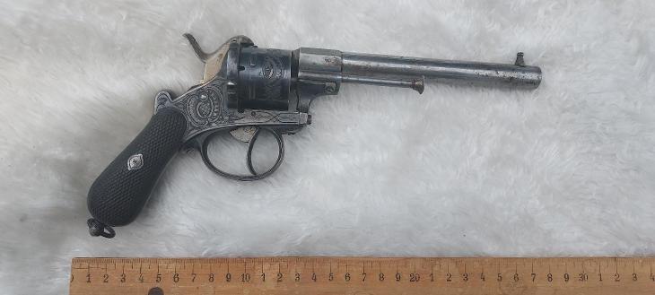 Revolver Lefoš ráže 9 mm v luxusním stavu - váha 700g.