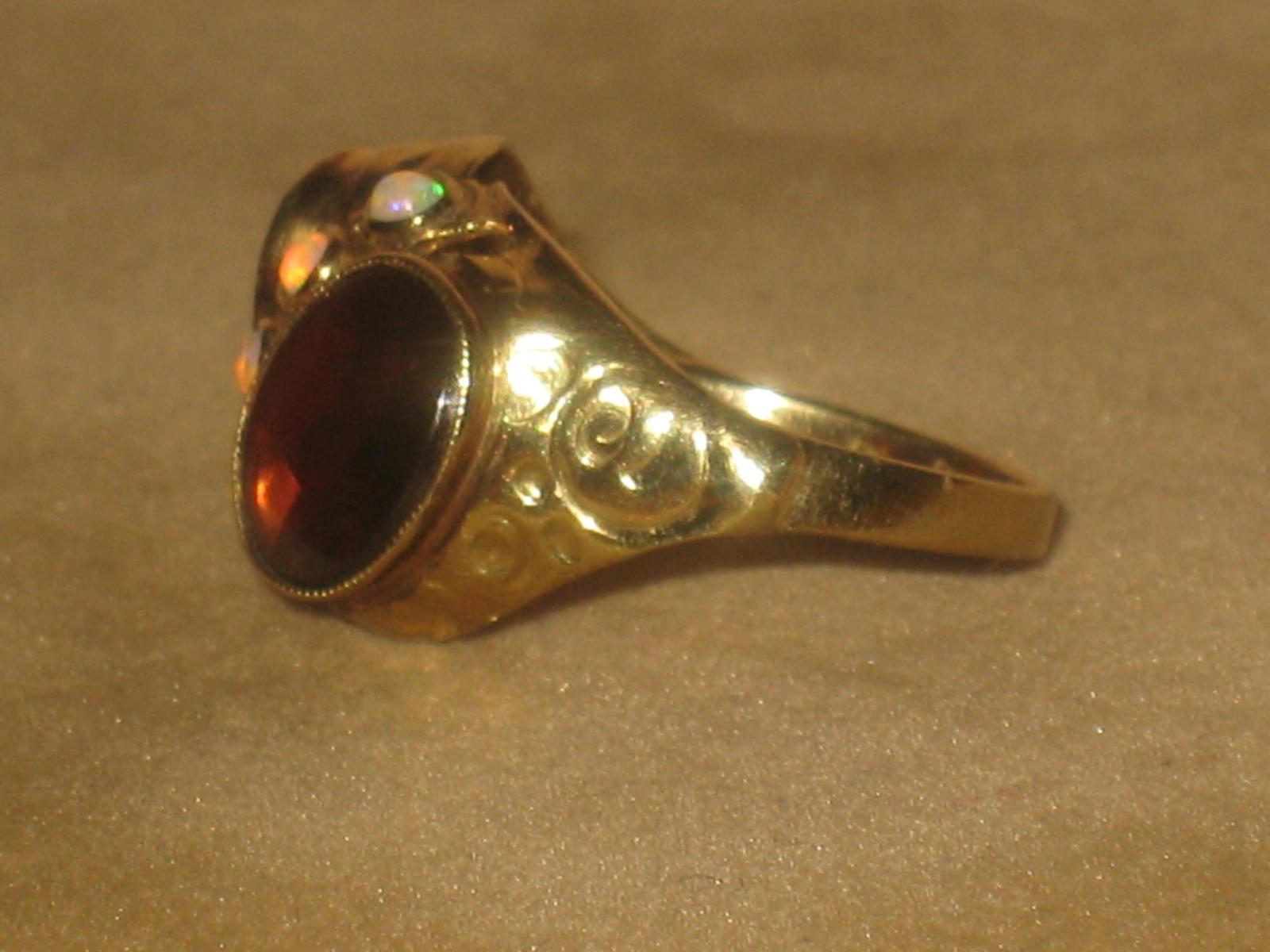 Prsten Au 585/1000, 2 x almandín, 5 x opál - Starožitné šperky