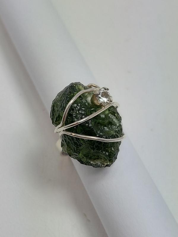 Strieborný prsteň s prírodným vltavínom a bielym zirkónom - Šperky