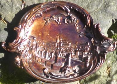 Litinový závěsný talířek, patinováno, rozměry 18x13 cm