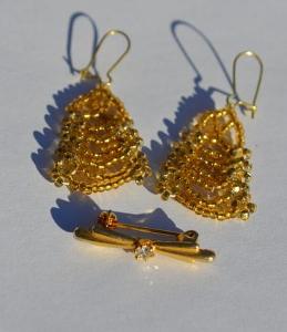 Retro korálkové naušnice a malá brožka, zlatá barva