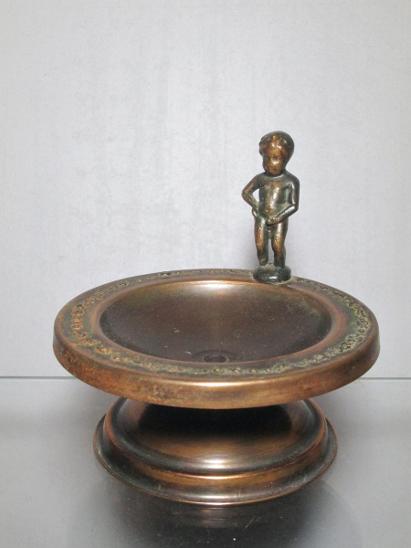 Miska s plastikou čůrajícího chlapce, bronz, Brusel - Starožitnosti