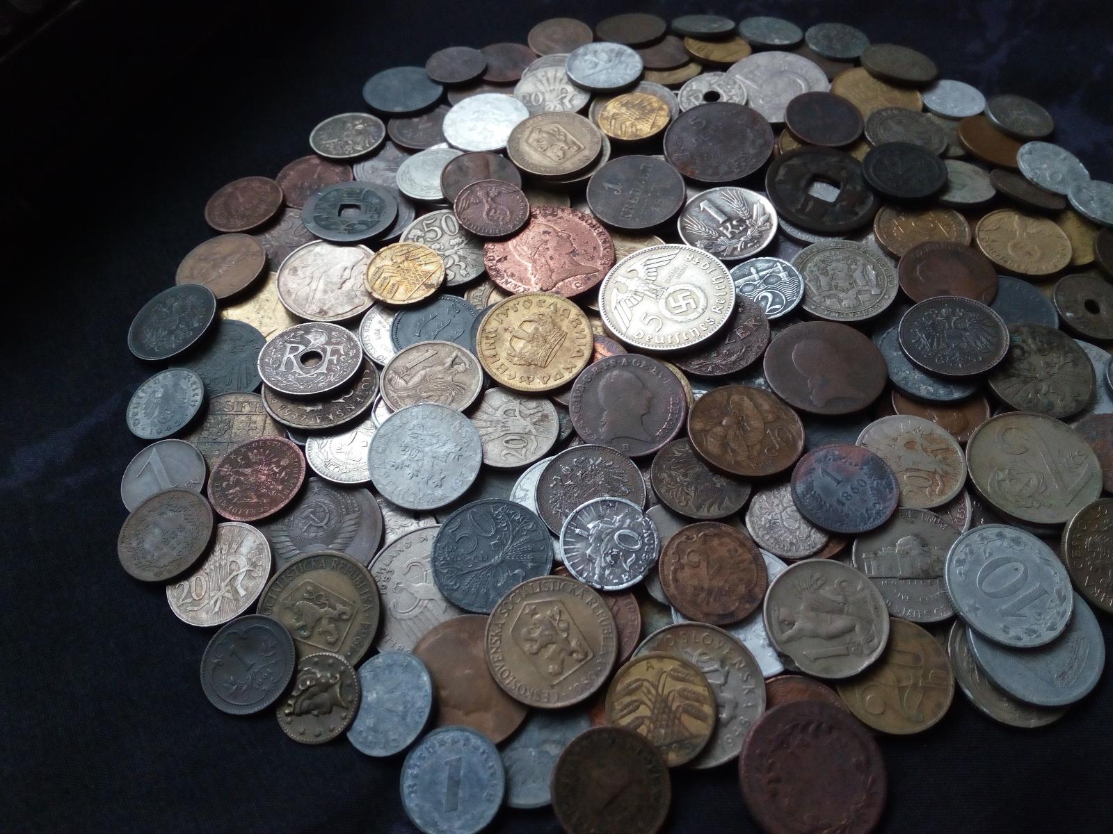 Drevena truhlicka plna starych nalezovych minci - Sběratelství