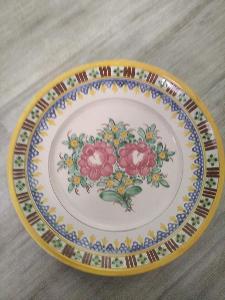 Krásný velký závěsný starožitný keramický malovaný talíř zn. uTo