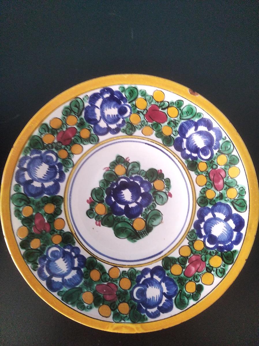 Krásný starožitný malovaný keramický závěsný talíř zn. uTo - Starožitnosti