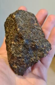Chondrit (kamenný meteorit) o hmotnosti cca 360 gramů