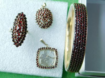 Souprava granátových šperků 4 ks stříbro vše puncováno zajíček 3 ryz. 