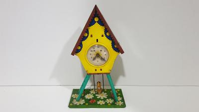 Stará hračka - plechové hodiny , chaloupka s kyvadlem na kliček