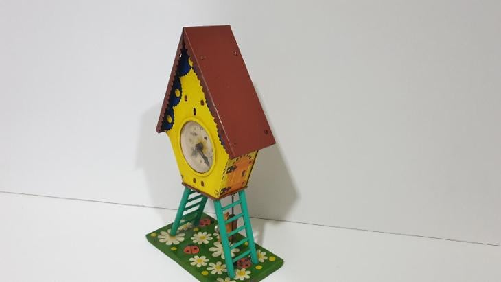 Stará hračka - plechové hodiny , chaloupka s kyvadlem na kliček