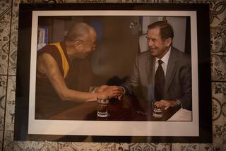 Václav Havel s dalajlamou u stolu - Sběratelské fotografie
