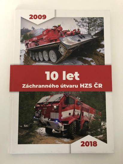 Plaketa 10 let Záchranného útvaru HZS ČR + kniha k výročí 