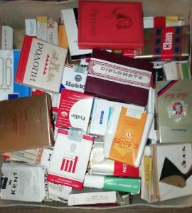 Krabice plná starých cigaretovych krabiček 