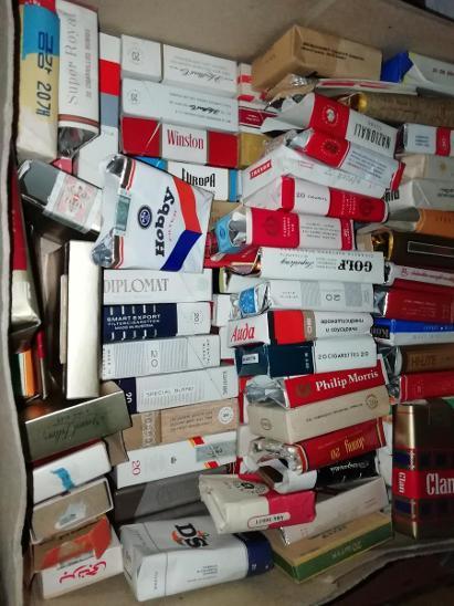 Krabice plná starých cigaretovych krabiček  - Dýmky a doutníky