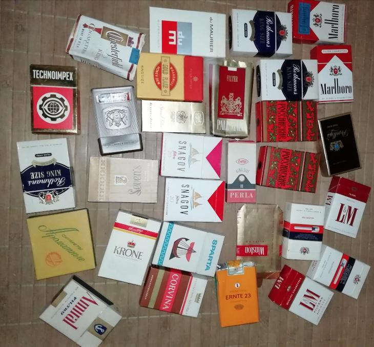 Krabice plná starých cigaretovych krabiček  - Dýmky a doutníky