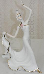 Porcelánová socha - Tanečnice s květinou 
