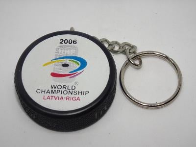 KLÍČENKA mini hokejový puk / IIHF  MS 2006 RIGA LOTYŠSKO