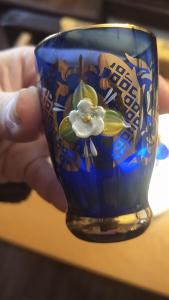Sada zlacených modrých sklenic s plastickými kvítky - Nový Bor