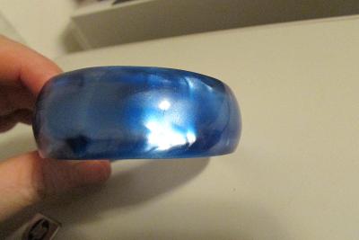 bižu - náramek - plastový, krásná modrá perloťová barva - 6,4 cm