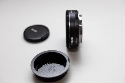 objektiv CANON EF 40 mm f/2,8 STM, "pancake"