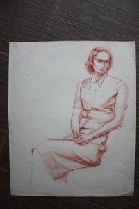 Kresba rudkou- sedící žena
