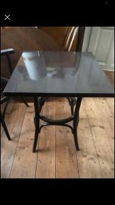 Čtvercový stůl TON - 60x60cm
