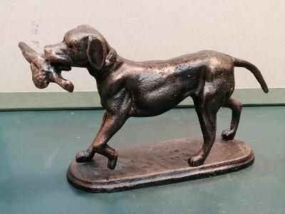 St. bronzová socha psa s bažantem