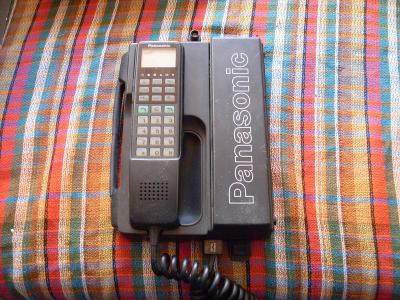 Historický jeden z prvních telefonů kolem r.1990