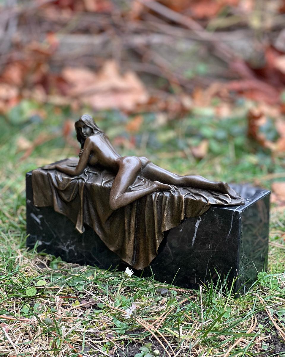 Bronzová socha - Ležiaca nahá žena 4 - undefined