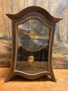 Staré dřevěné domečkové hodiny